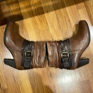 Women booties leather brown not new size 6.5-7 not new good condition
